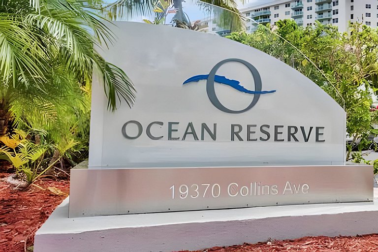 Vista al mar, piscina y cochera en Sunny Isles