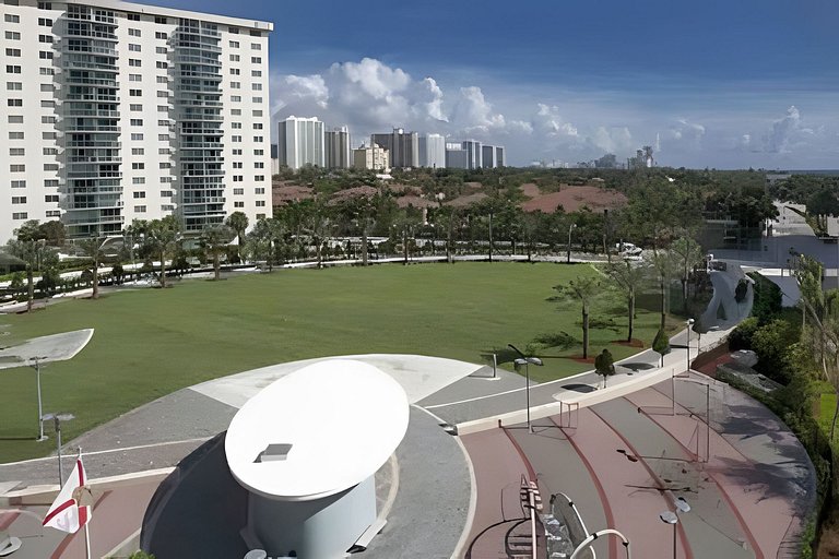 Vista al mar, piscina y cochera en Sunny Isles