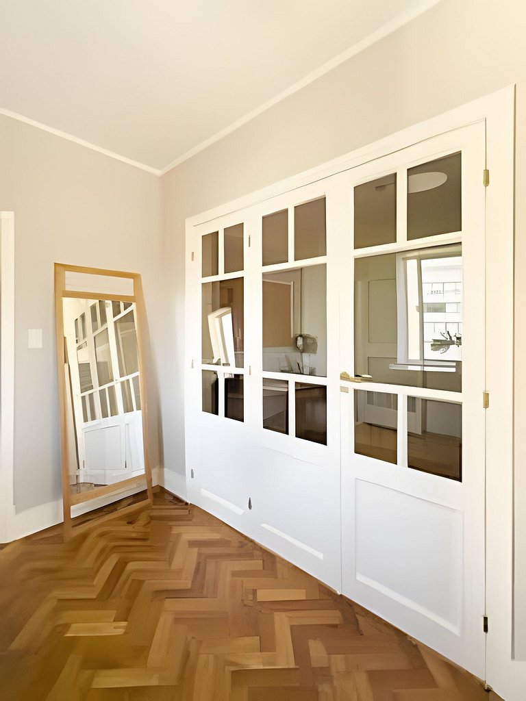 Confort y estilo en un espacioso departamento