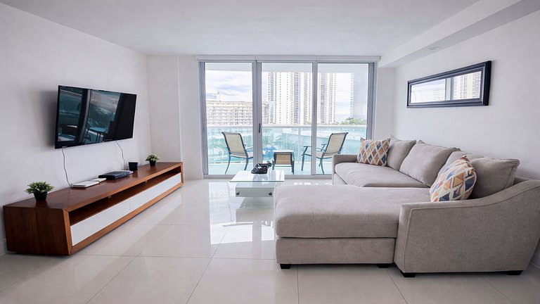 Vista al mar, piscina y cochera en Sunny Isles