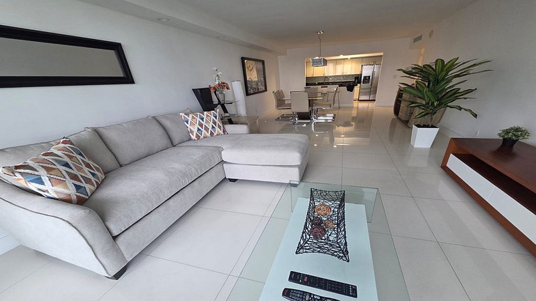 Vista al mar, piscina y cochera en Sunny Isles