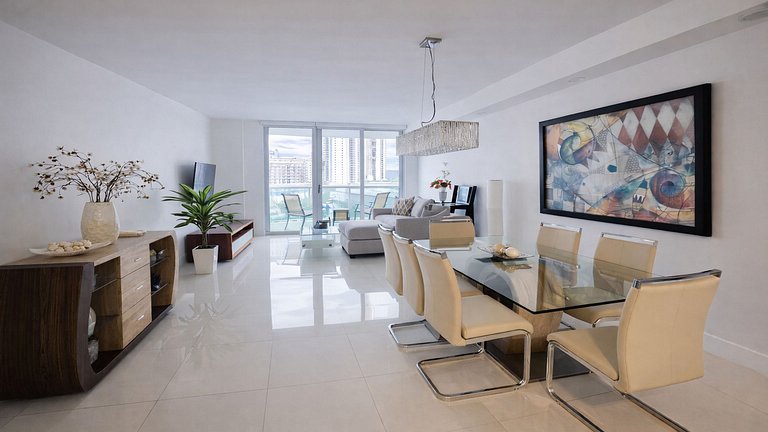 Vista al mar, piscina y cochera en Sunny Isles