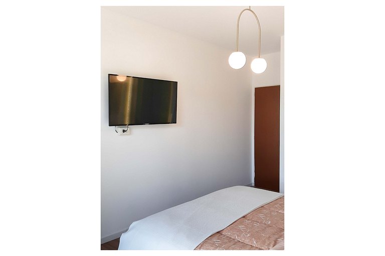 Diseño zen en altura con piscina y cochera