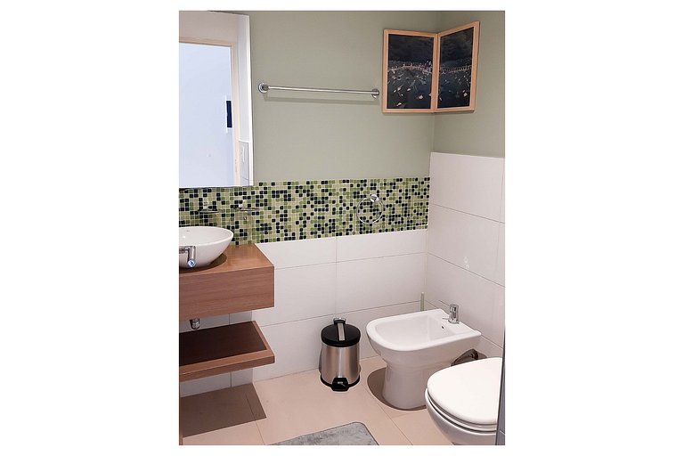 Diseño zen en altura con piscina y cochera