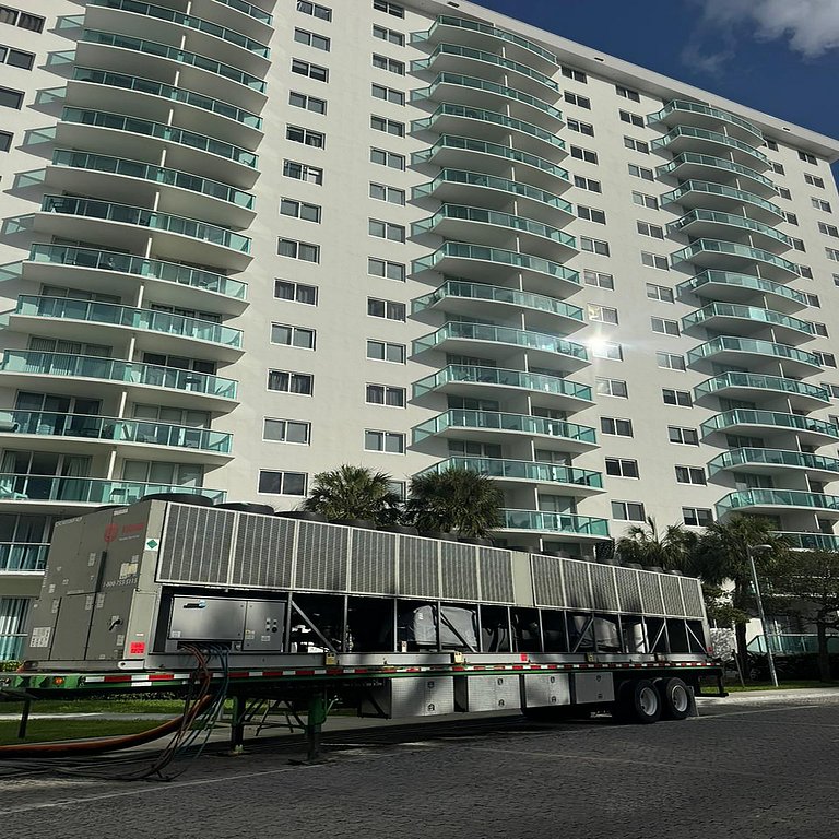 Vista al mar, piscina y cochera en Sunny Isles