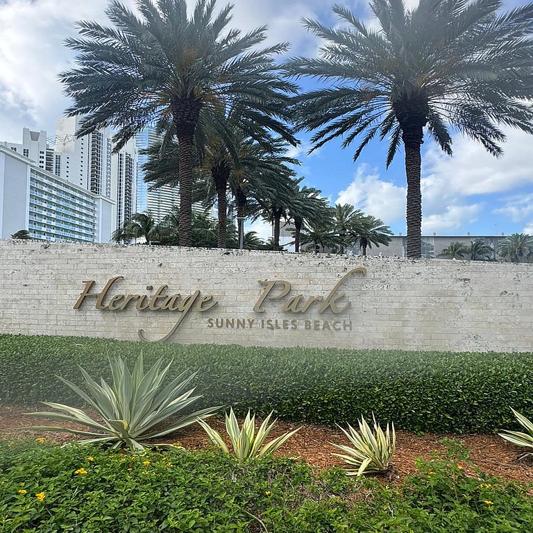 Vista al mar, piscina y cochera en Sunny Isles
