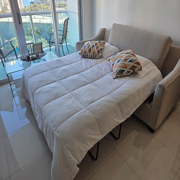 Vista al mar, piscina y cochera en Sunny Isles